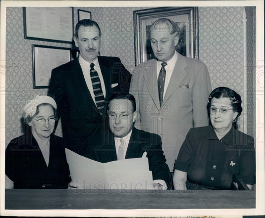 1953 Valley Forge, PA Freedoms Foundation President Dr Kenneth Wells Press Photo - Historic Images
