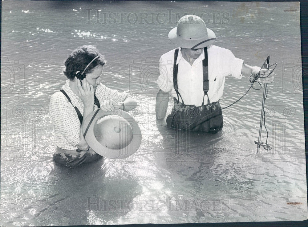 1950 Scientists Using Speedometer to Measure River Flow Rate Press Photo - Historic Images
