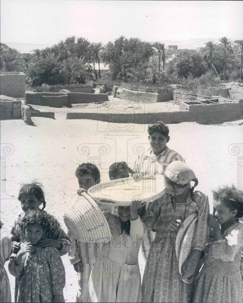 1966 Egypt Nile Valley Villagers Press Photo - Historic Images
