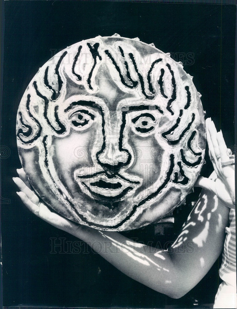 1974 Chicago, Illinois Artist Adele Kiel Welded Oil Drum Mask Press Photo - Historic Images