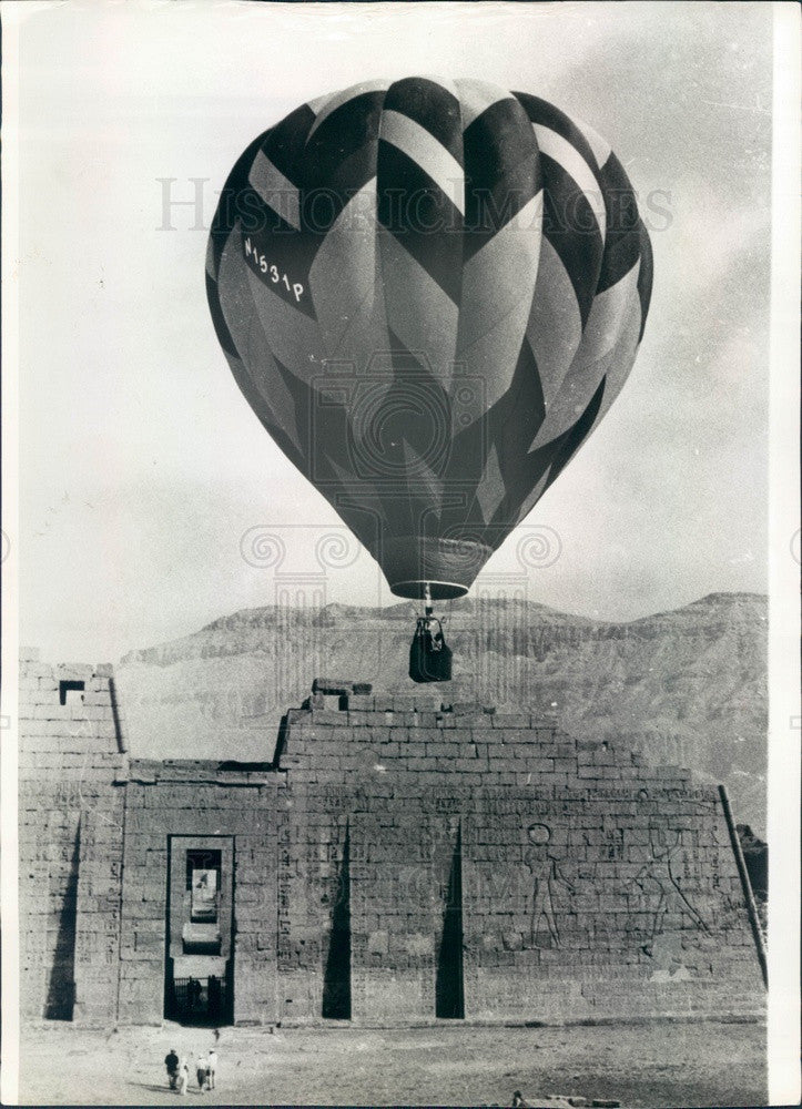 1983 Cairo, Egypt Valley of the Kings Temple, Hot Air Balloon Press Photo - Historic Images