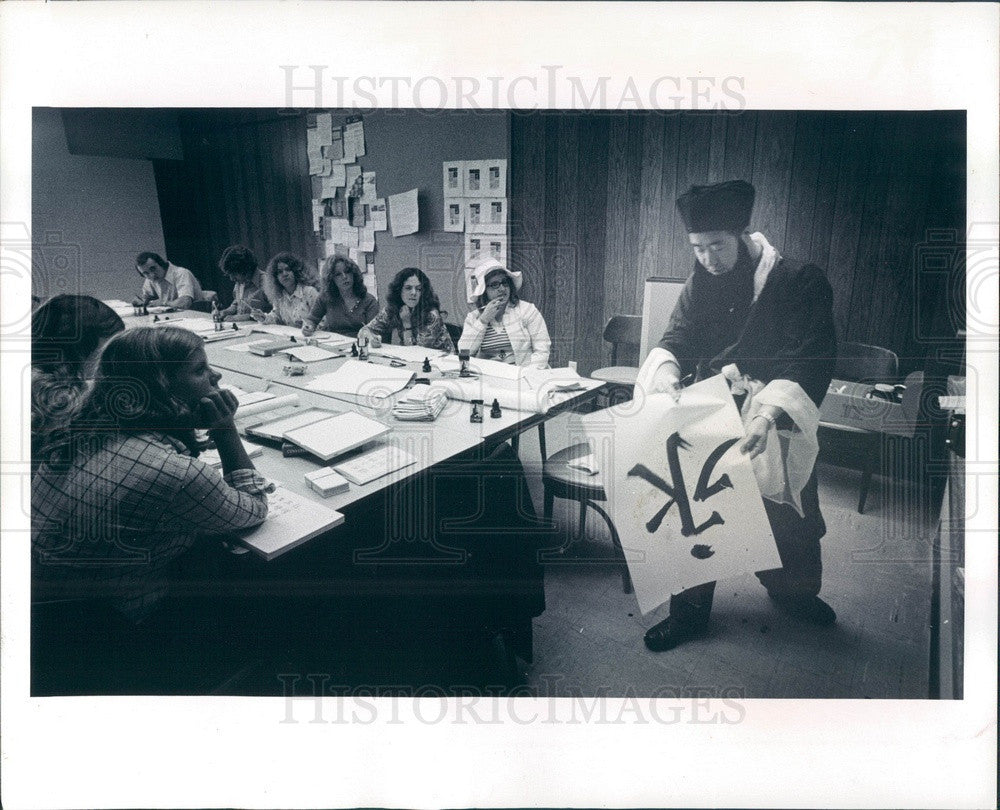 1974 St. Petersburg FL Eckerd College Chinese Calligraphy Instructor Press Photo - Historic Images