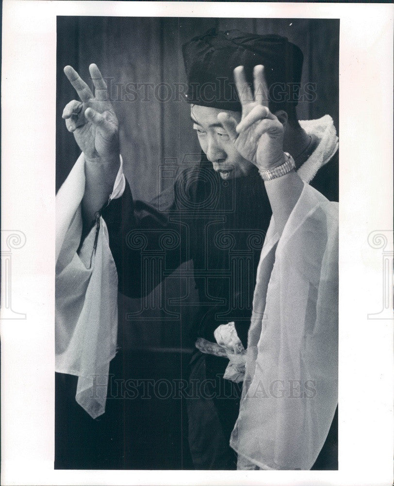 1974 St. Petersburg FL Eckerd College Chinese Calligraphy Instructor Press Photo - Historic Images