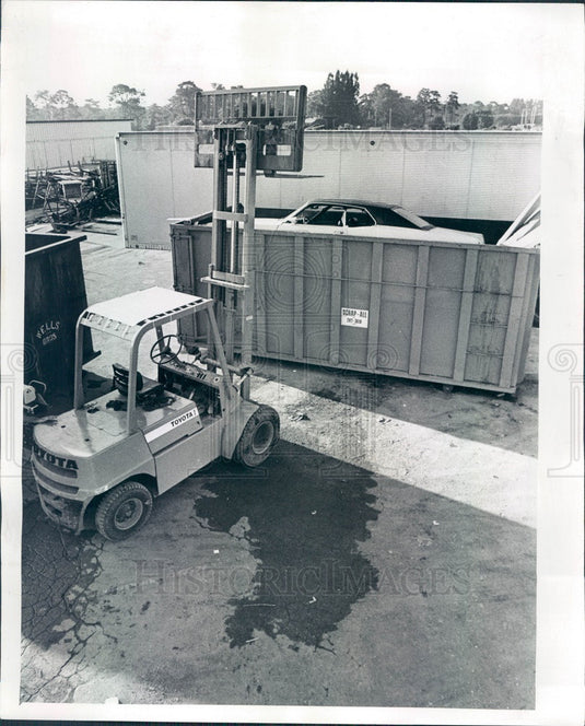 1977 Clearwater, Florida Car in Dumpster Press Photo - Historic Images