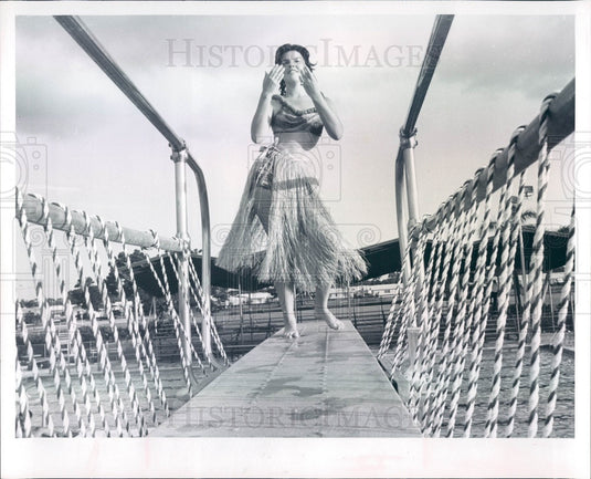1965 St. Petersburg Florida Aquabelles Synchronized Swimmer Press Photo - Historic Images
