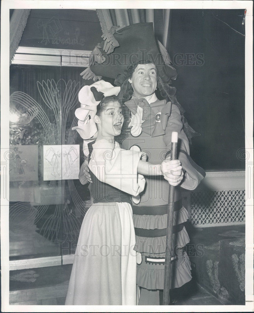 1953 Actors Carol Lawrence &amp; George Smiley Press Photo - Historic Images
