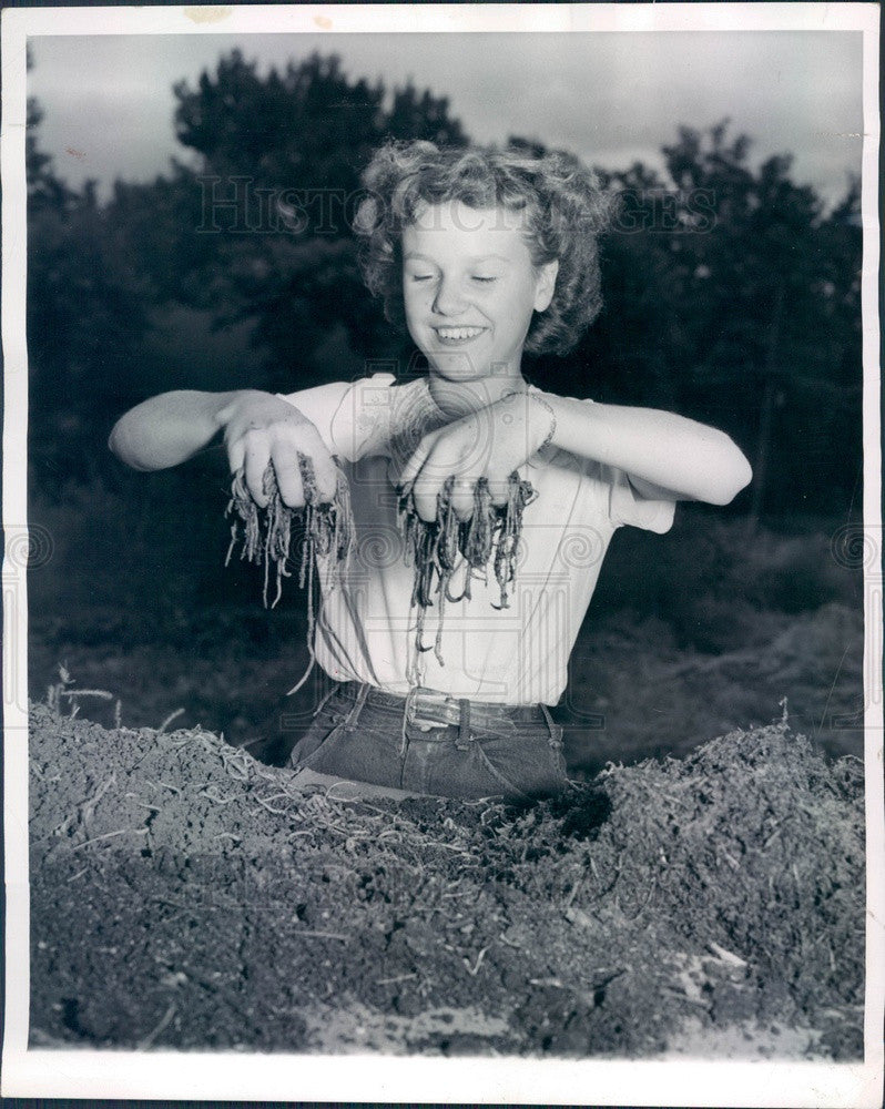 1949 Denver, Colorado Earthworm Hatchery, Digger Joan Davis Press Photo - Historic Images