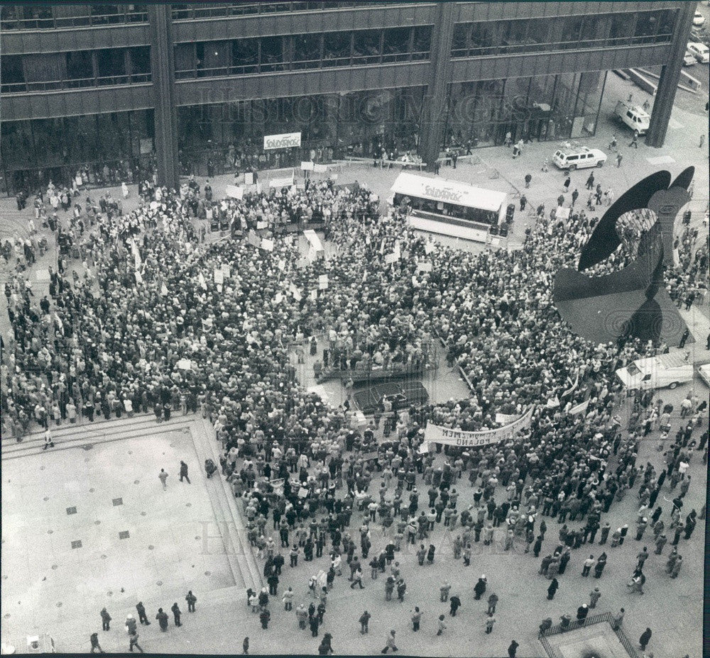 1981 Chicago, Illinois Daley Center Plaza Rally For Poland Press Photo - Historic Images