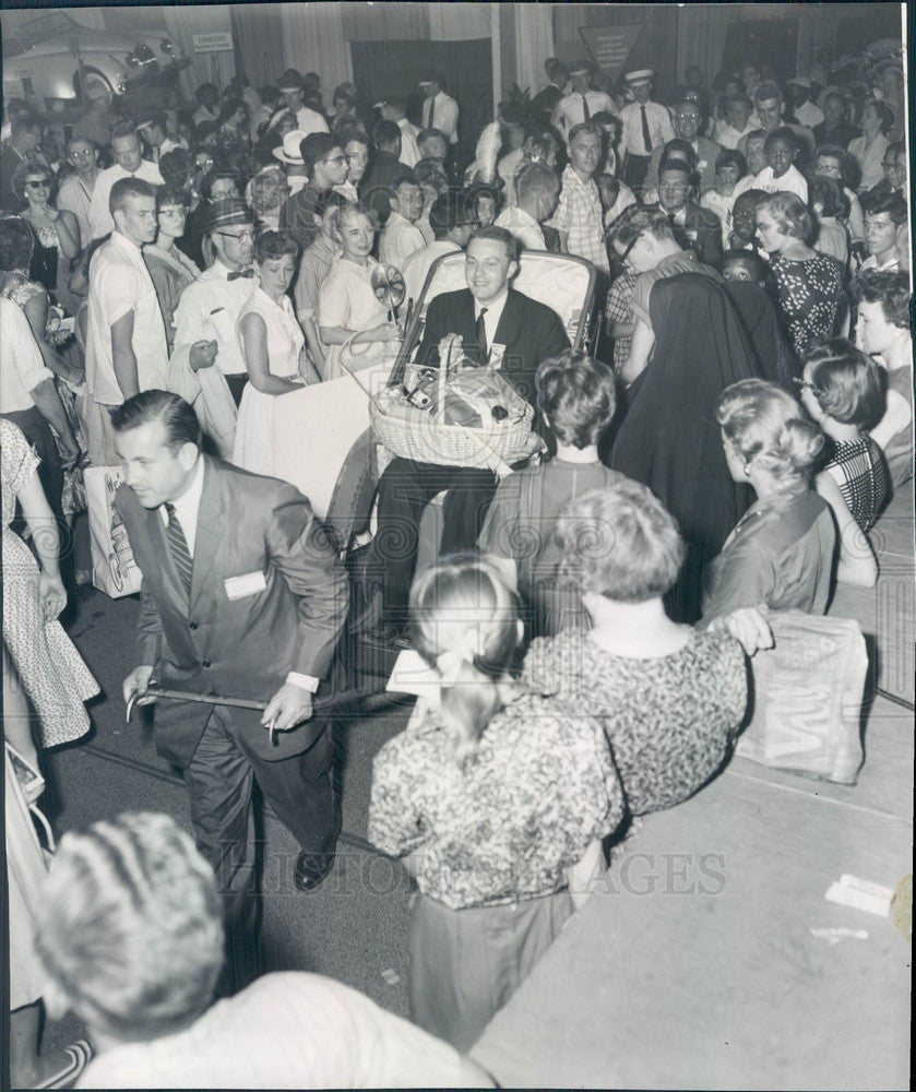 1959 Chicago, Illinois International Trade Fair, 750,000th Visitor Press Photo - Historic Images