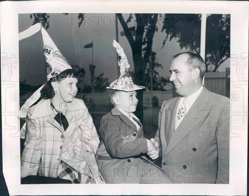 1950 Illinois Chicago Fair of 1950 Paper Bread Wrapper Hats Press Photo - Historic Images
