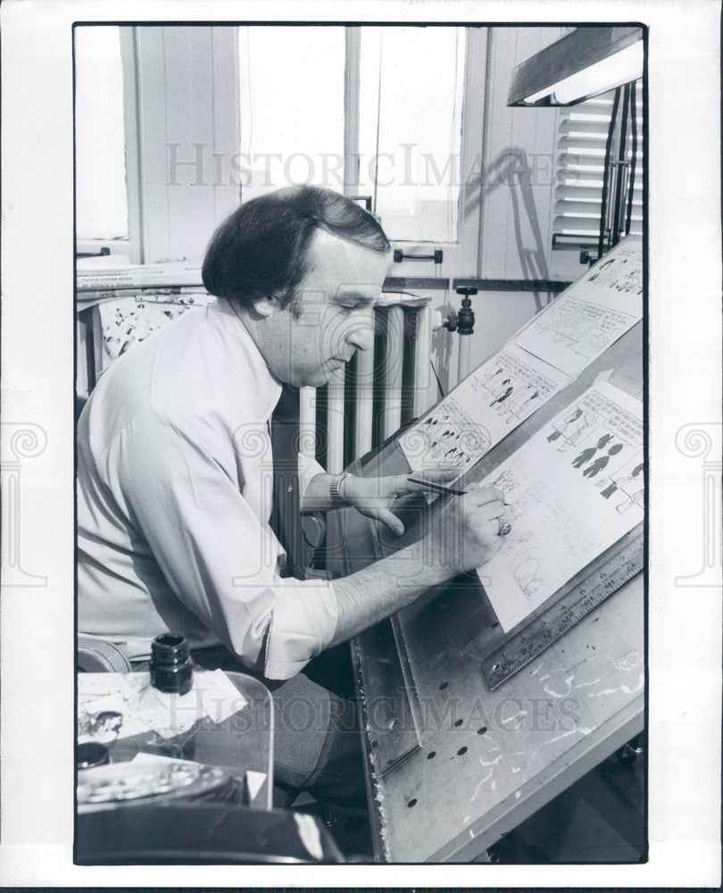 Undated Detroit News Editorial Cartoonist Larry Wright Press Photo - Historic Images