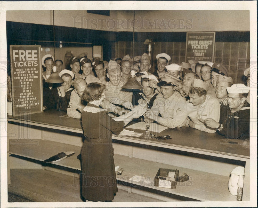 1943 Chicago, Illinois Service Men&#39;s Center, Free Tickets Press Photo - Historic Images