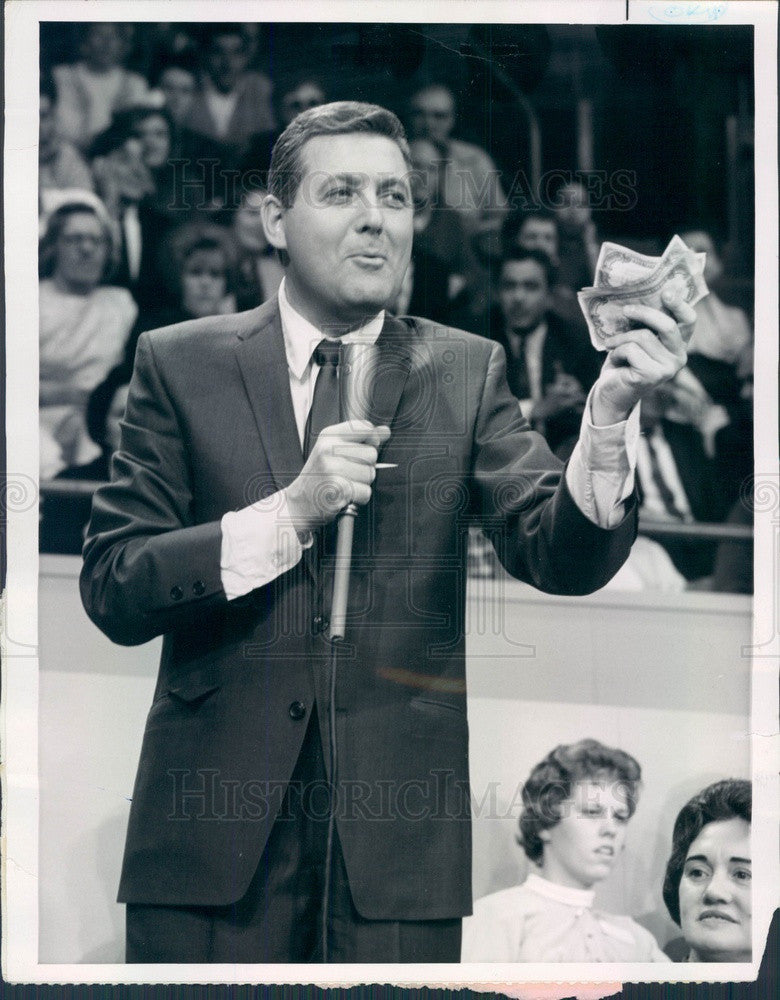 1965 TV Show Let&#39;s Make a Deal Host Monty Hall Press Photo - Historic Images