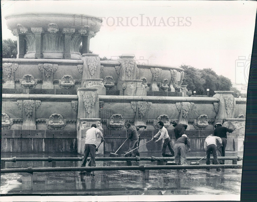 1975 Chicago, Illinois Grant Park Buckingham Fountain Cleaning Press Photo - Historic Images