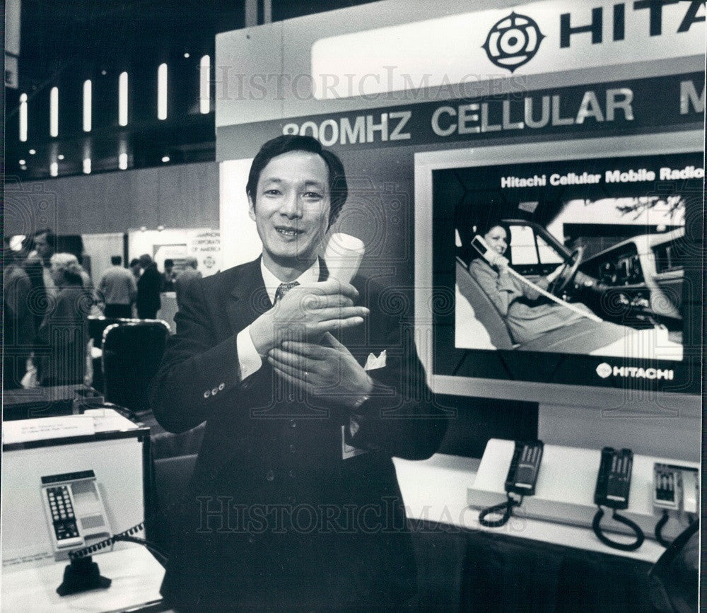 1983 Hitachi Rep Hiroshi Arai &amp; Headset for Mobile Phones Press Photo - Historic Images