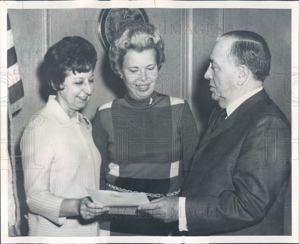 1969 Chicago, IL Mayor Daley & Secretaries Cunningham & Johnson Press Photo - Historic Images