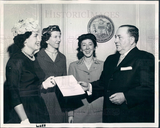 1961 Chicago IL Mayor Daley/Lake Shore Natl Secretaries Assn Members Press Photo - Historic Images