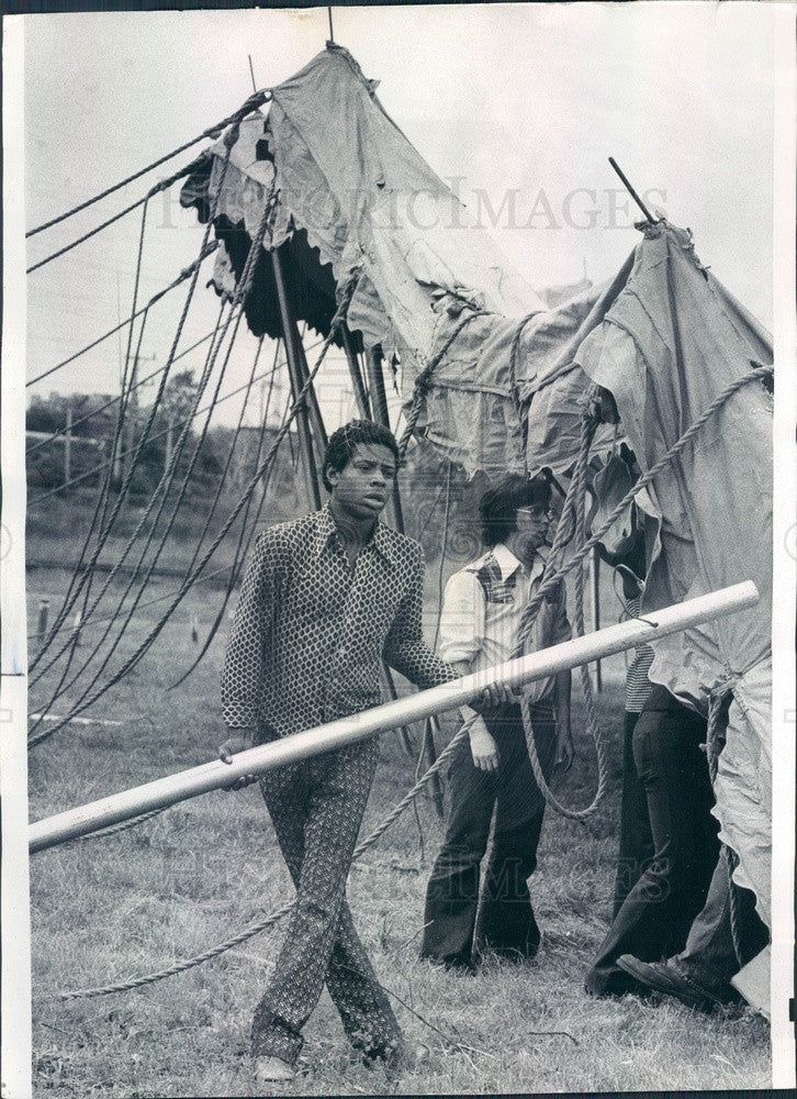 1975 Circus Vargas Tent Being Erected at Skokie, Illinois Press Photo - Historic Images