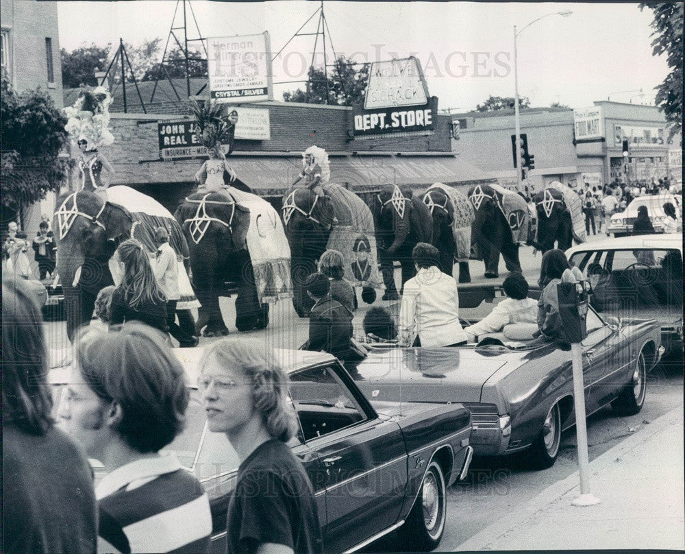 1975 Circus Vargas Elephant Parade in Skokie, Illinois Press Photo - Historic Images