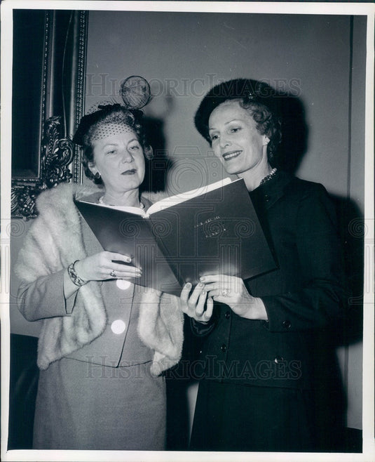 1959 US First Lady Pat Nixon & Hearst Newspaper Correspondent Press Photo - Historic Images