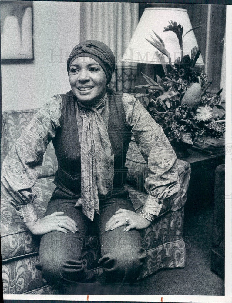 1976 Welsh Singer Shirley Bassey James Bond Goldfinger/Moonraker Press Photo - Historic Images