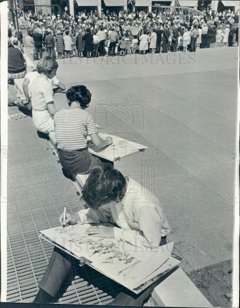 1967 Chicago, Illinois Art Institute Students Sketch Lions Parade Press Photo - Historic Images