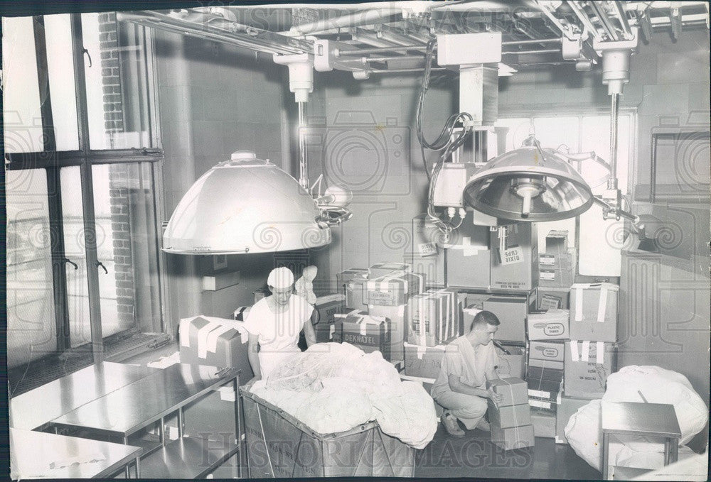 1959 Chicago, Illinois St Luke&#39;s Hospital OR on Moving Day Press Photo - Historic Images