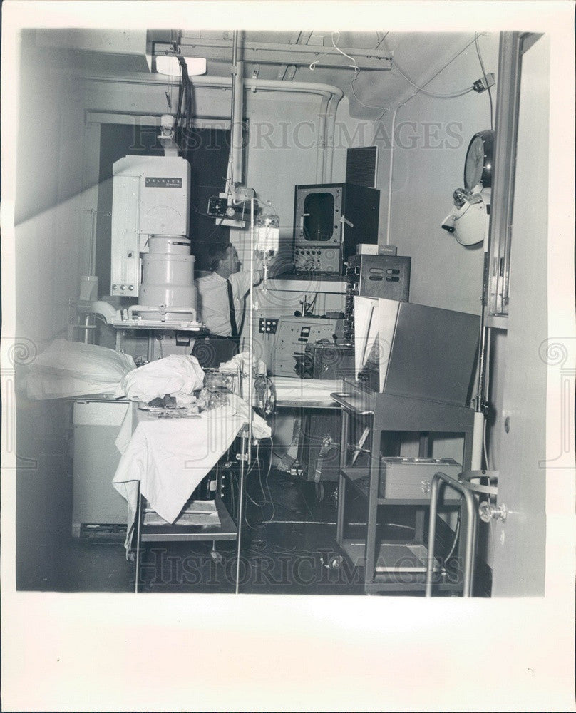 1965 Chicago, Illinois St Luke&#39;s Presbyterian Hospital Equipment Press Photo - Historic Images