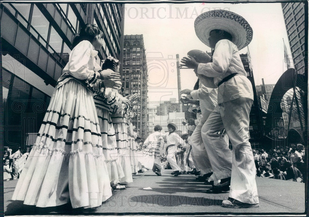 1975 Chicago, Illinois Bilingual-Bicultural Fine Arts Expo Press Photo - Historic Images