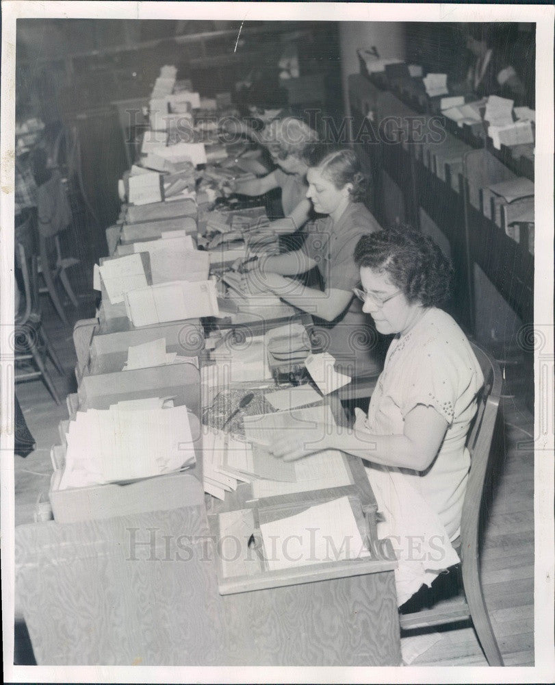 1952 Chicago, Illinois Sears Roebuck Mailroom Press Photo - Historic Images