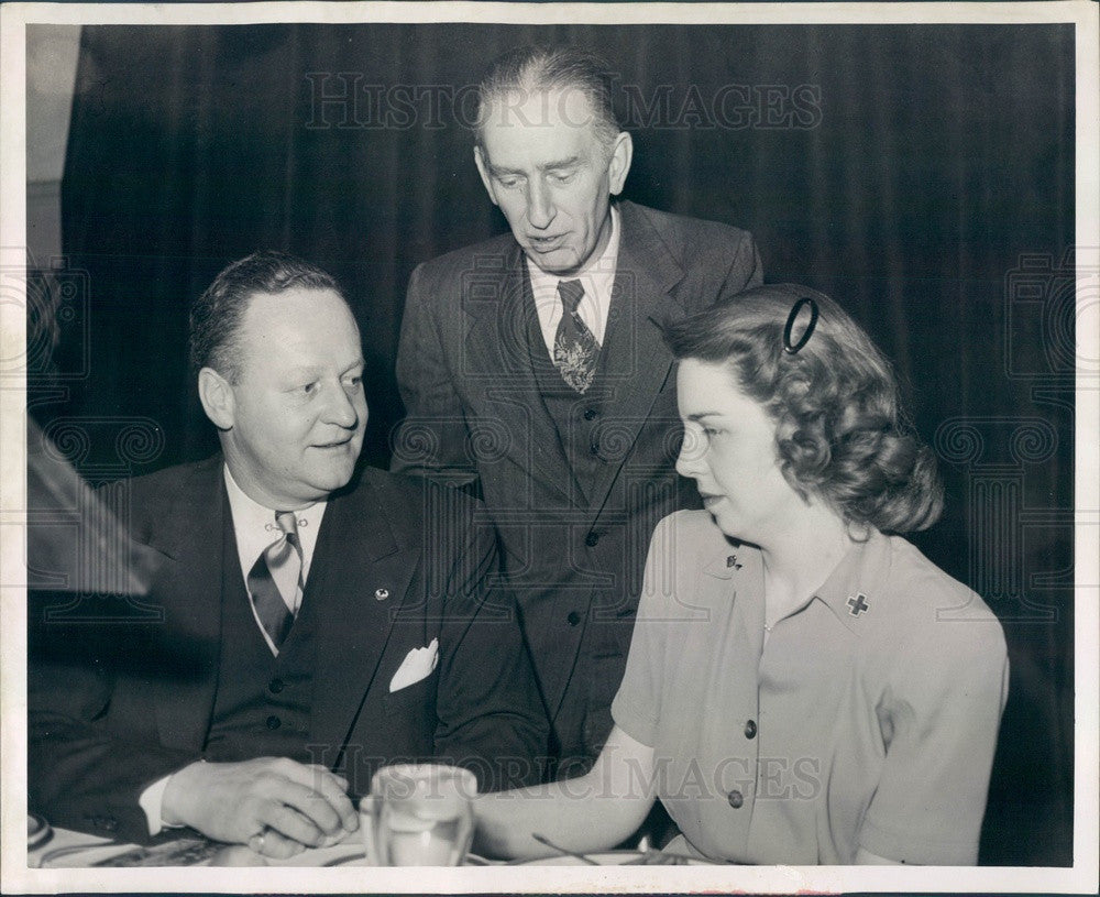 1946 Detroit, Michigan Mayor Jefferies &amp; Red Cross Campaign Chairman Press Photo - Historic Images