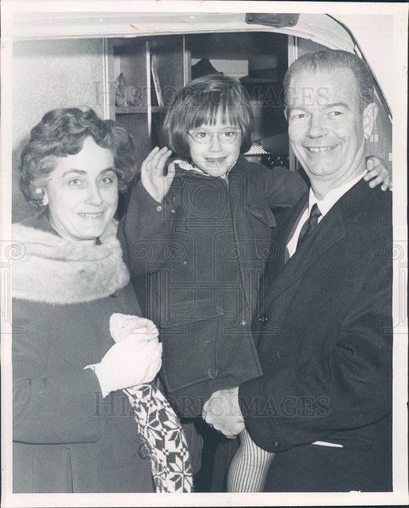 1968 Chicago, Illinois Sheriff Joseph Woods & Daughter Rosemary Press Photo - Historic Images