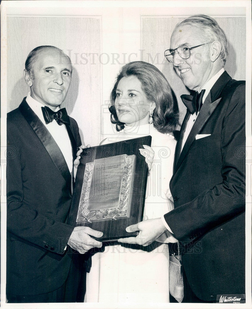 1975 Journalist Barbara Walters &amp; Mass Media Award Press Photo - Historic Images