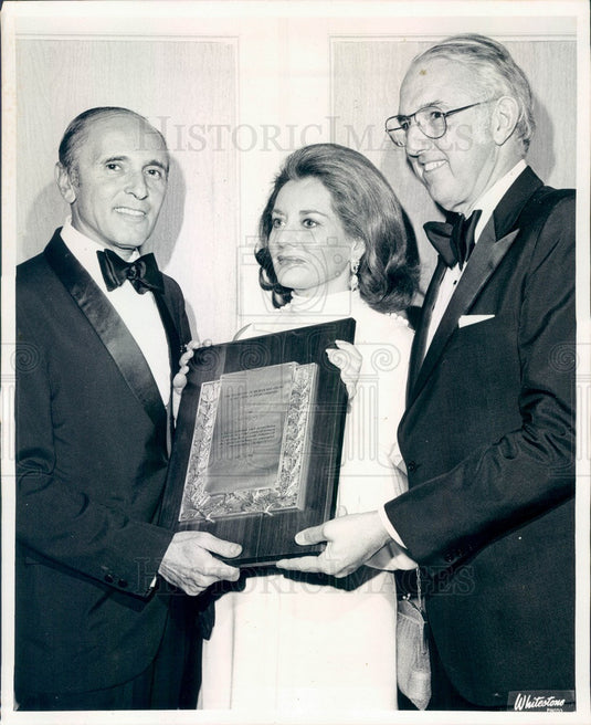 1975 Journalist Barbara Walters & Mass Media Award Press Photo - Historic Images