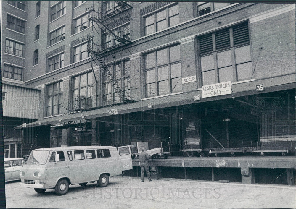 1967 Chicago, Illinois Sears Roebuck Empty Dock During Truck Strike Press Photo - Historic Images