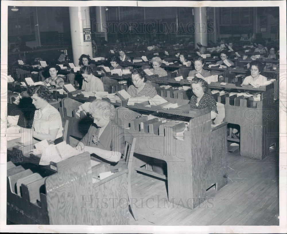 1952 Chicago, Illinois Sears Roebuck Mailroom Press Photo - Historic Images