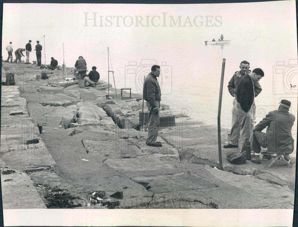 1961 Chicago, Illinois Fishermen 53rd Street &amp; Lake Press Photo - Historic Images