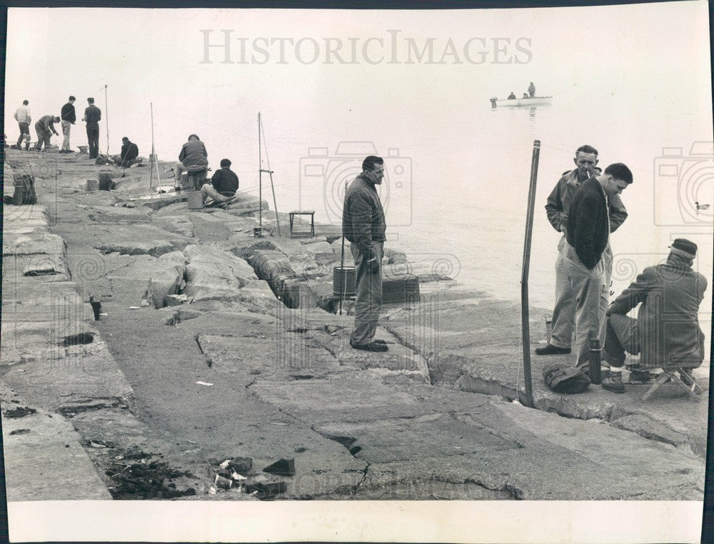 1961 Chicago, Illinois Fishermen 53rd Street & Lake Press Photo - Historic Images