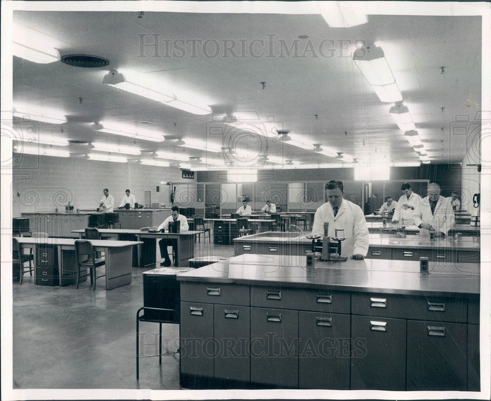 1955 Chicago, Illinois Sears Roebuck Central Paint Research Lab Press Photo - Historic Images