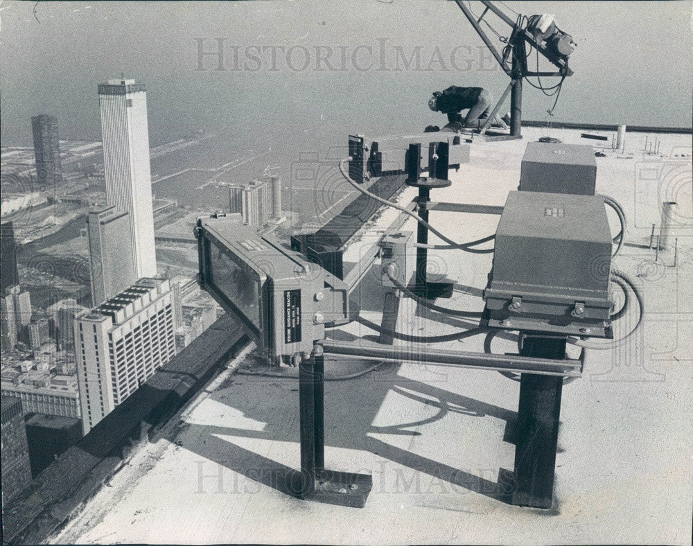 1973 Chicago, Illinois Sears Tower Aircraft Warning Lights Press Photo - Historic Images