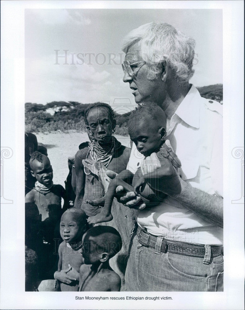 1981 World Vision President Stan Mooneyham &amp; Ethiopia Children Press Photo - Historic Images