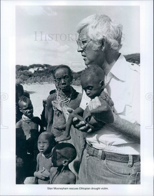 1981 World Vision President Stan Mooneyham & Ethiopia Children Press Photo - Historic Images