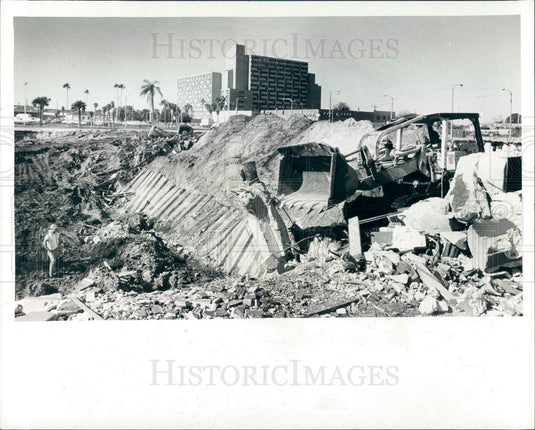 1984 St. Petersburg, FL Webb's City Demolition, Filling in Basement Press Photo - Historic Images