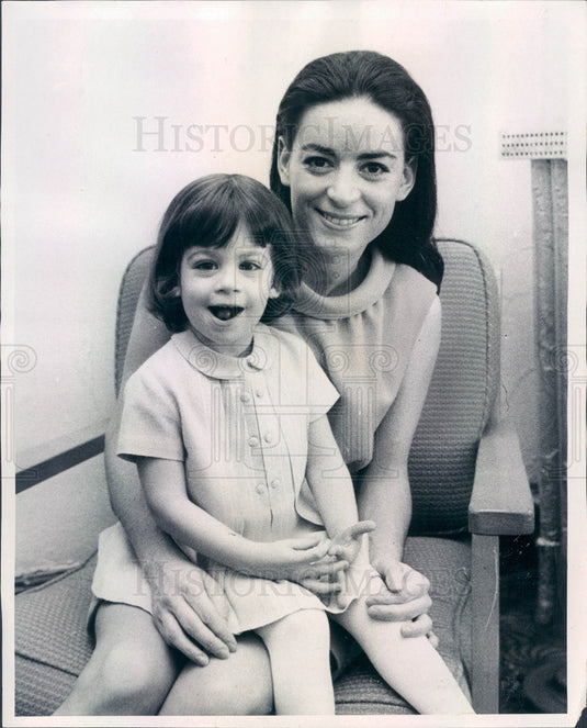 1968 Actress Carla Alberghetti & Daughter Cosette Press Photo - Historic Images