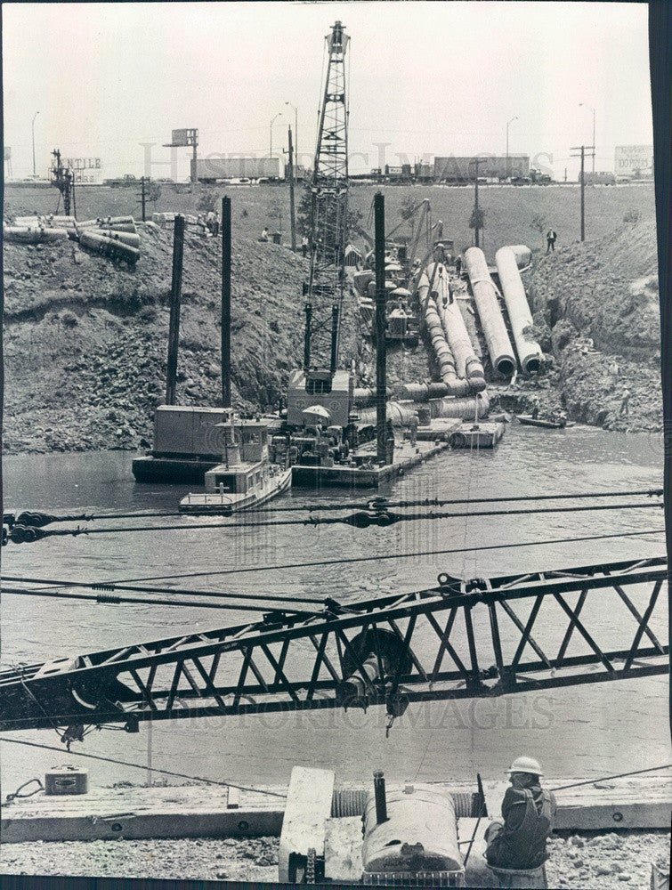 1973 Chicago, IL Gas Pipeline Being Buried in Sanitary &amp; Ship Canal Press Photo - Historic Images