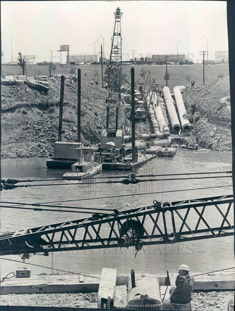 1973 Chicago, IL Gas Pipeline Being Buried in Sanitary & Ship Canal Press Photo - Historic Images