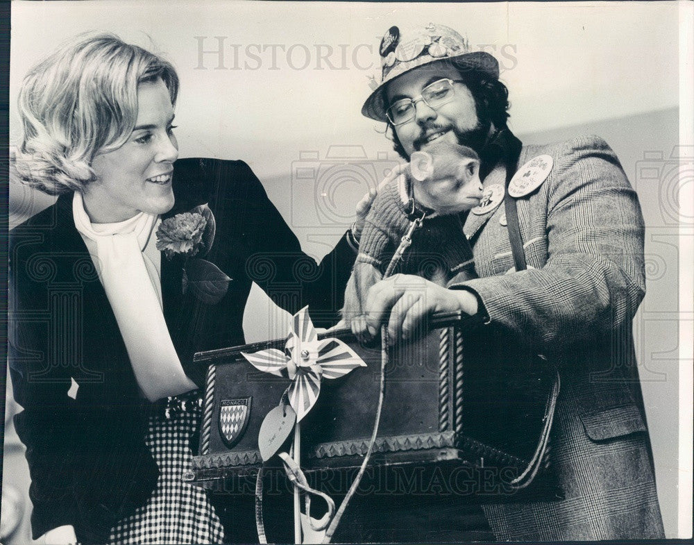 1972 Chicago, Illinois Organ Grinder Bill Hoffmann & Guido Press Photo - Historic Images