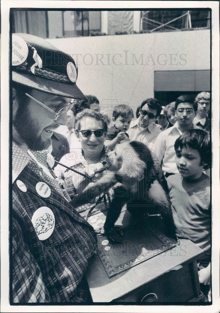 1975 Chicago, Illinois Organ Grinder Bill Hoffmann & Chico Press Photo - Historic Images