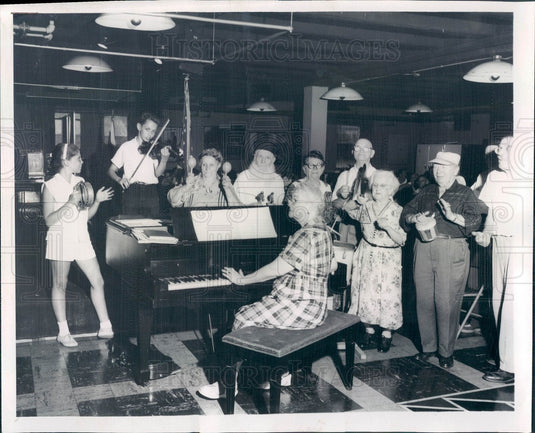 1958 Chicago, Illinois BMZ Orthodox Home for the Aged Residents Press Photo - Historic Images