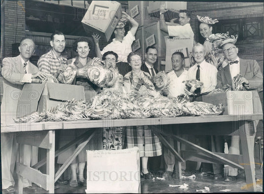 1957 Chicago, Illinois Orphans Automobile Day Association Volunteers Press Photo - Historic Images